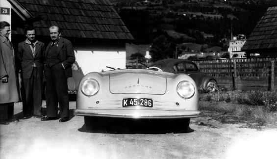  	Ferry Porsche (Mitte), sein Vater Ferdinand Porsche (rechts) und Erwin Komenda (links) 1948 vor dem 356 Nr. 1 in Gmünd  (Foto: Porsche)
