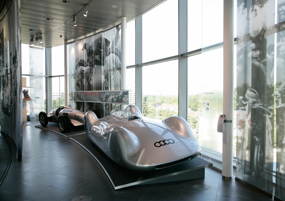 Das Audi Forum Ingolstadt bietet im September vielseitige Aktionen für Rennsportfans. Sowohl Erwachsene als auch Kinder erleben unvergessliche Triumphe aus Geschichte und Gegenwart im Audi museum mobile.  (Foto: Audi)