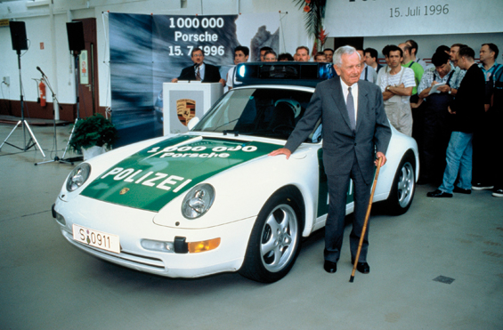 1996: Ferry Porsche vor dem 1.000.000. Porsche-Sportwagen, einem Porsche 911 der Baureihe 993 (Foto: Porsche) 
