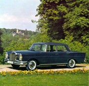 "Heckflossen-Mercedes" Typ 220 SEb, 1959-64 (Rückspiegel auf dem Vorderkotflügel). (Foto: Daimler)