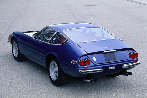 Ferrari 365 GTB/4 Daytona Coupé von 1971: Unerwarteter Erfolg. 12 Zylinder, 4390 ccm Hubraum, 350 PS Leistung. Gebaut von 1968 bis 1973 in fast 1300 Exemplaren gehört der 365 GTB/4 zu den erfolgreichsten Serien-Modellen aus dem Hause Ferrari überhaupt. Die Zusatz-Bezeichnung Daytona wurde von Ferrari nie offiziell verwendet. Als das Modell 1968 auf dem Paris Autosalon zum ersten Mal gezeigt wurde, hieß es unter den Journalisten auf einmal Daytona, wohl in Erinnerung an den Dreifach-Sieg von Ferrari 1967 beim 24-Stunden-Rennen in Daytona Beach. Das Auto hatte noch die traditionelle Anordnung: Frontmotor mit Hinterradantrieb und wog fast 1500 kg. Deshalb hatten Experten nicht mit einem Erfolg am Markt gerechnet. (Foto: Rainer Schlegelmilch)