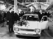 Bildzeile zum 1. Escort aus Saarlouis - SAARLOUIS, Januar 2010 - Start in die Zukunft an der Saar: Am 16. Januar 1970 rollte das erste Fahrzeug, ein "Hundeknochen Escort" als die Nummer 1im neuen Fordwerk in Saarlouis vom Band. Teilnehmer der Feierstunde vor 40 Jahren waren der Saarlouiser Oberbürgermeister Dr. Manfred Henrich, Ford-Werkleiter Willi Wille und der saarländische Ministerpräsident Franz-Josef Röder (von lks. n. re.). (Foto: Ford-Archiv)