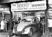 volkswagen_1000ster_kaefer Wie der Aufstieg von Volkswagen begann, erzählt das Buch "Spurwechsel auf britischen Befehl". Hier im Bild der 1000ste VW Käfer (Foto: Volkswagen)