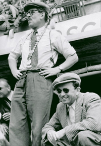 Ferry Porsche (rechts) und Fritz Huschke von Hanstein beim 24-Stunden-Rennen in Le Mans 1953. Baron Fritz Huschke von Hanstein (3.1.1911-5.3.1996) war 1952 zur Firma Porsche gekommen und war nicht nur Leiter der Presseabteilung und Rennleiter, sondern auch erfolgreicher Werks-Rennfahrer, Fotograf und Filmer. (Bild: Porsche)