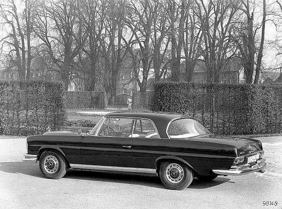 Vollwertiger Viersitzer: Mercedes-Benz 220 SEb Coupé (Baureihen W 111/W 112, 1961 bis 1971 (Foto: Daimler)