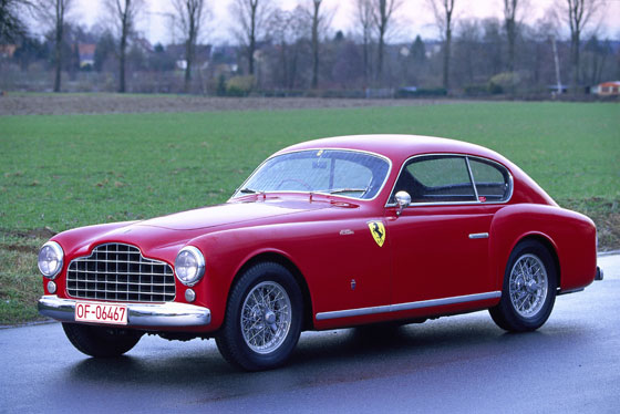 Ferrari 166 Inter GT von 1950: Erster Serien-GT aus dem Hause Ferrari.12 Zylinder, 1995 ccm Hubraum, 115 PS Leistung. Hatte Ferrari seit 1947 „nur“ Rennwagen und Sportwagen gebaut, die hauptsächlich in Rennen eingesetzt wurden, so war der im Jahr 1949 vorgestellte Typ 166 Inter ein GT-Fahrzeug für den „normalen“ Straßenverkehr. Allerdings. Der Motor stammte von den Rennfahrzeugen ab. Insgesamt baute Ferrari vom 166 Inter GT 37 Exemplare. Ab 1950 wurde der Motor dann auf 2,3 Liter vergrößert, was zur Typenbezeichnung 195 Inter führte. (Foto: Rainer Schlegelmilch)