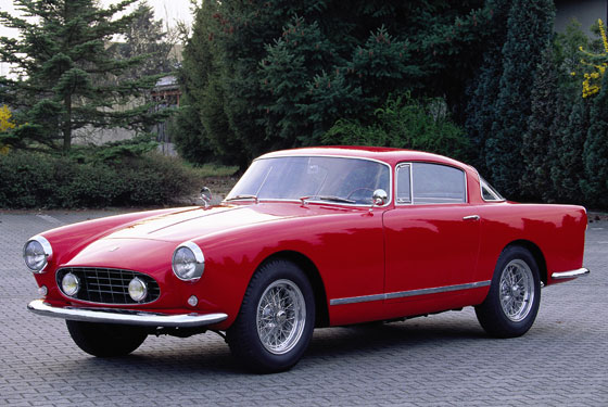 Ferrari 250 GT Boano Coupé von 1956: Erster Ferrari-Typ, von dem 100 Exemplare mit identischer Karosserie gebaut wurden. 12 Zylinder, 2953 ccm Hubraum, 240 PS Leistung. Auf dem Genfer Salon im März 1956 präsentierte Ferrari den Nachfolger des Typs 250 GT Europa. Die Karosserie war von Ferraris „Haus-Designer“ Pinin Farina (damals noch in zwei Worten geschrieben) geschneidert worden. Gegenüber dem Europa war das Auto niedriger und hatte einen kleineren Kühlergrill. Pinin Farina baute vier weitere Prototypen. Erst dann gab Ferrari den Bau der Serien-Modelle frei. Weil Pinin Farina nicht genügend Kapazität hatte, fertigte die Karosserie-Firma Boano 64 Exemplare. Der Rest der 100 vorgesehenen Autos wurde dann bei Ellena gebaut. (Foto: Rainer Schlegelmilch)