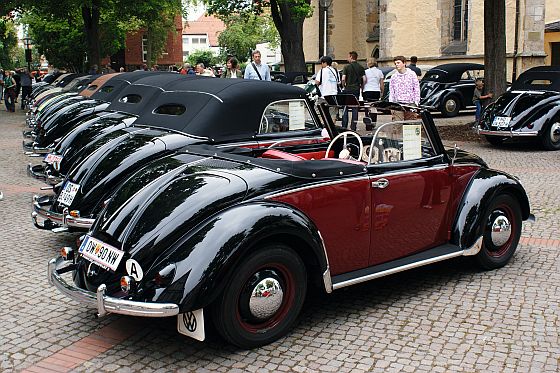 Ganze Straßenzüge präsentieren sich als Ausstellungsflächen - unter anderem für das rare Hebmüller Käfer Cabriolet (Foto: Volkswagen)